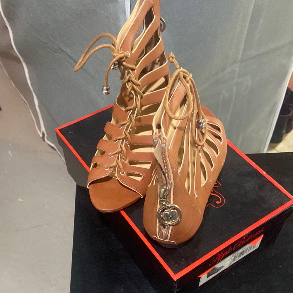 Apple Bottoms Brown Sandals with Strappy Design